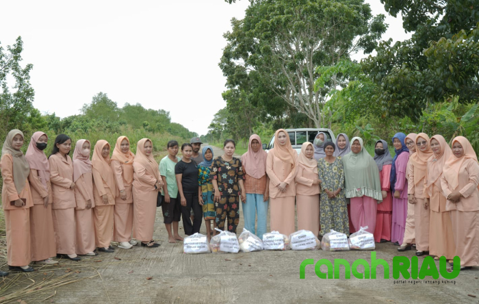 Darma Wanita Persatuan Diskominfotiks Rohil gelar Baksos dengan Membagikan Sembako dan Makanan